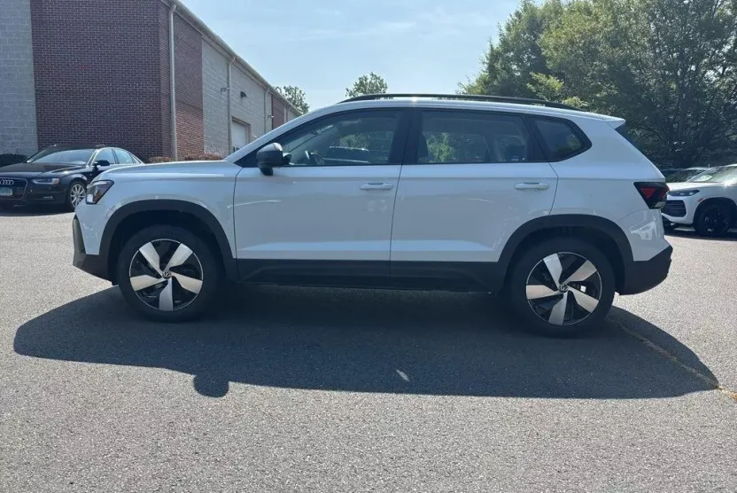 2025 Volkswagen Taos S photo 1