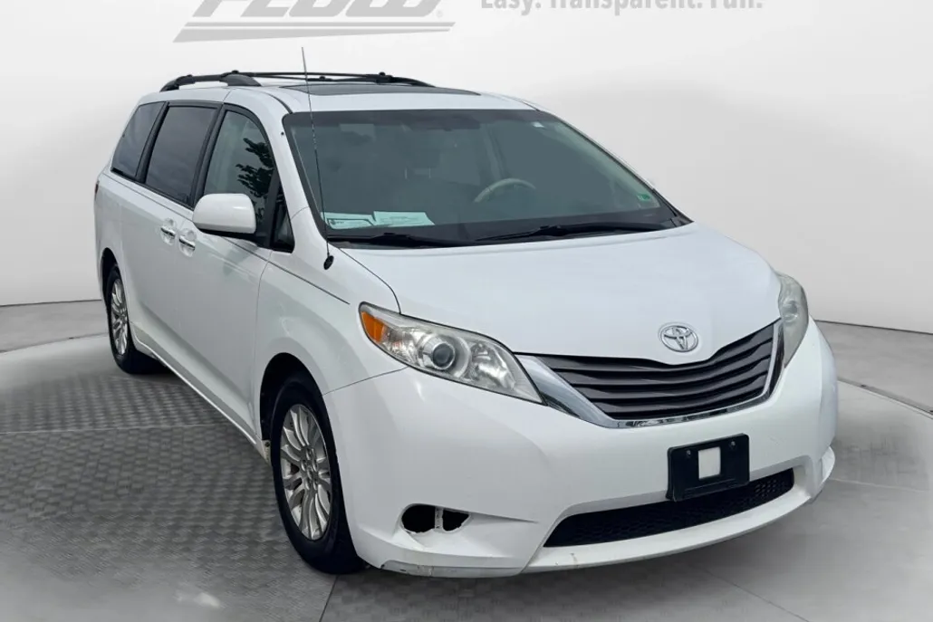 2014 Toyota Sienna XLE photo 1