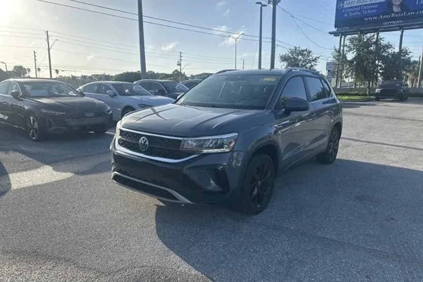 2023 Volkswagen Taos SE photo 1