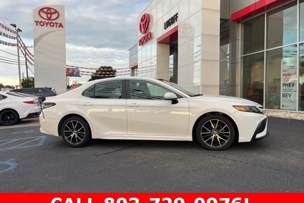 2021 Toyota Camry SE photo 1