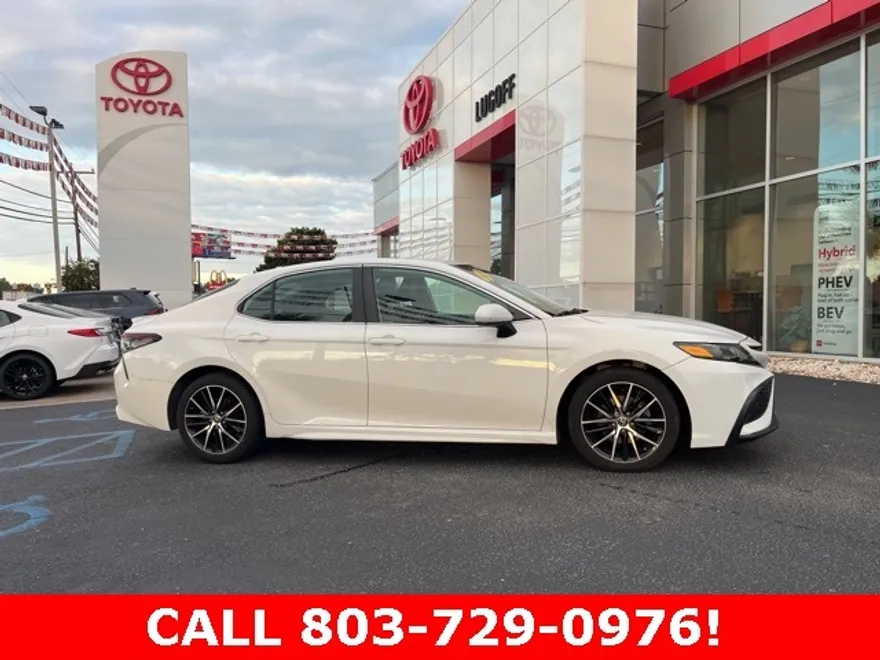 2021 Toyota Camry SE photo 1