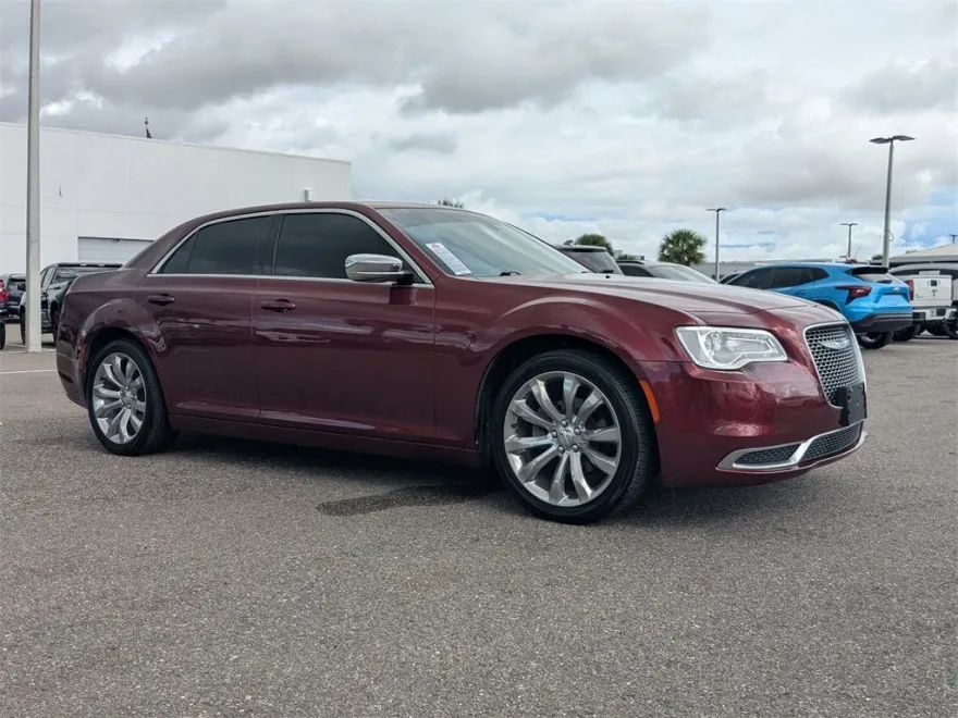 2019 Chrysler 300 Touring photo 1