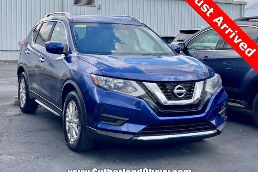 2017 Nissan Rogue SV photo 1