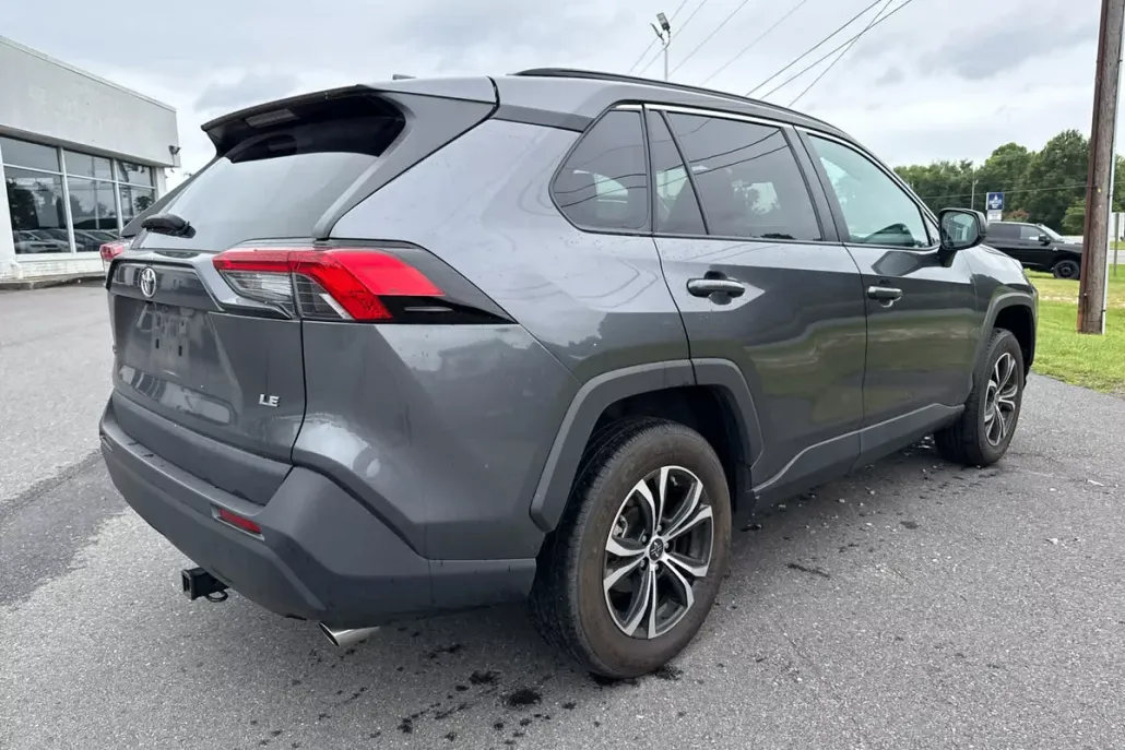 2021 Toyota RAV4 LE photo 1