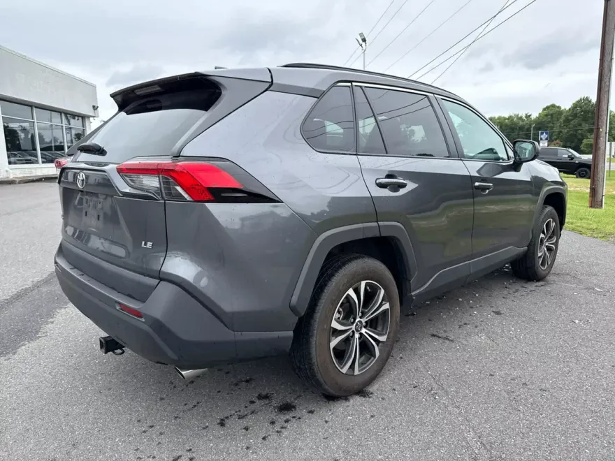 2021 Toyota RAV4 LE photo 1