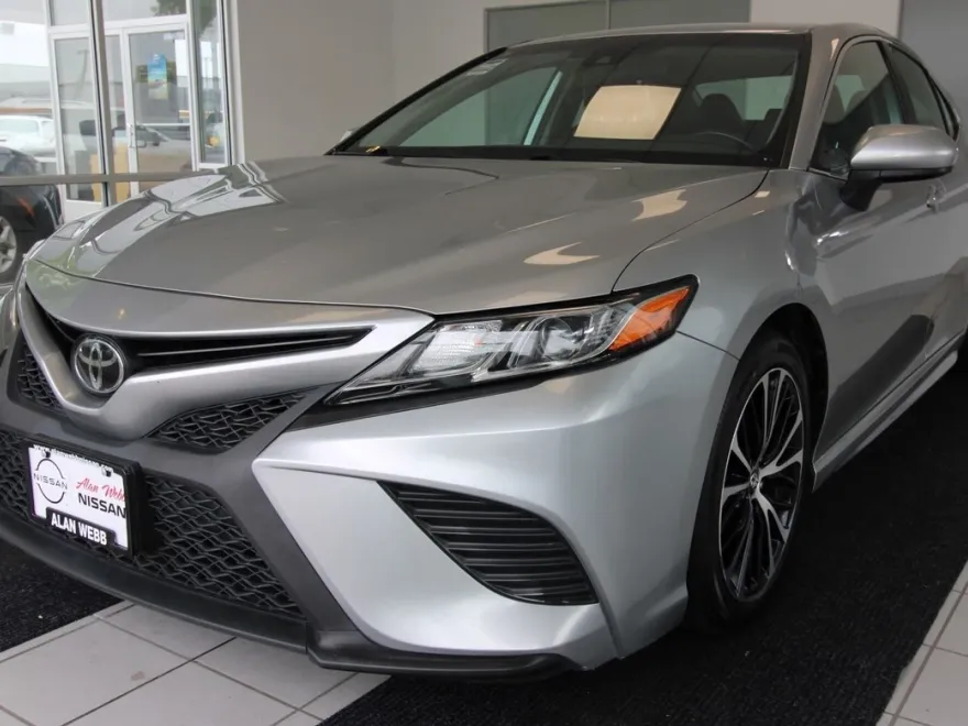 2019 Toyota Camry SE photo 1