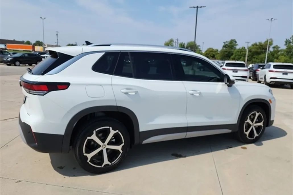 2025 Volkswagen Tiguan SE photo 1