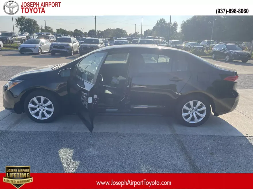 2024 Toyota Corolla LE photo 1