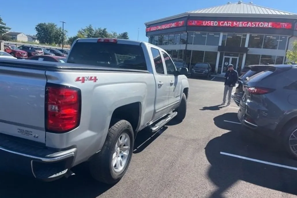 2018 Chevrolet Silverado 1500 LT photo 1