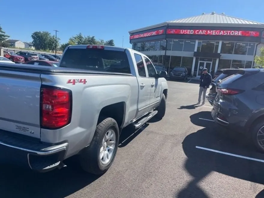 2018 Chevrolet Silverado 1500 LT photo 1