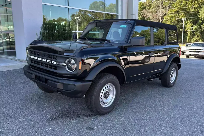 2025 Ford Bronco Base photo 1