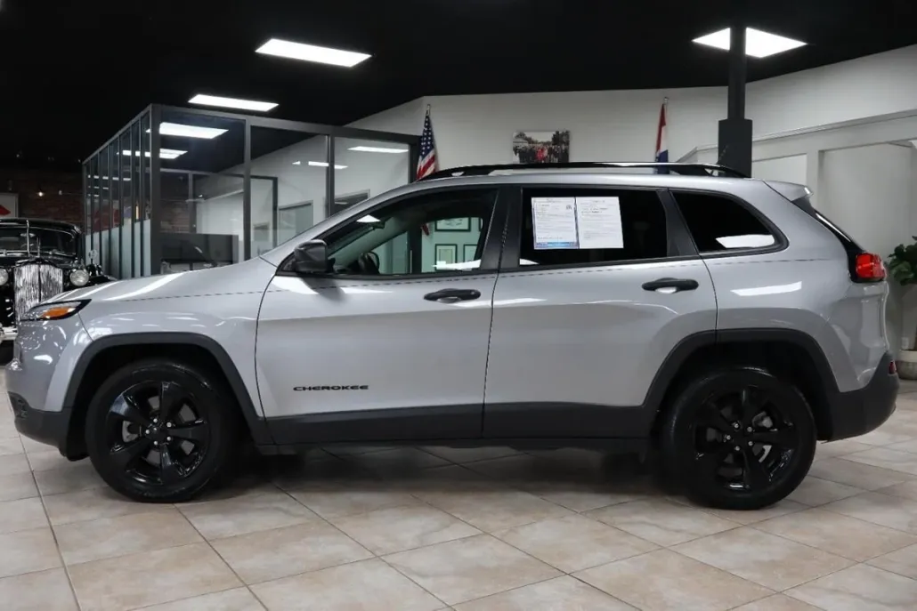 2017 Jeep Cherokee Sport photo 1