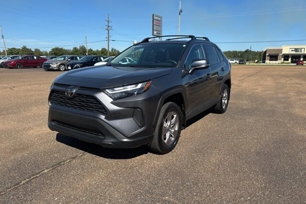 2022 Toyota RAV4 XLE photo 1