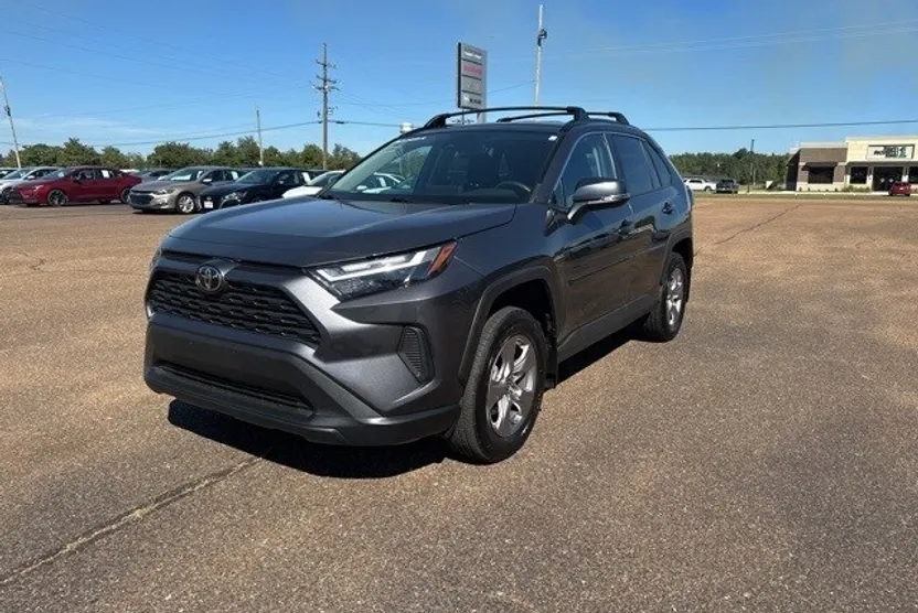 2022 Toyota RAV4 XLE photo 1