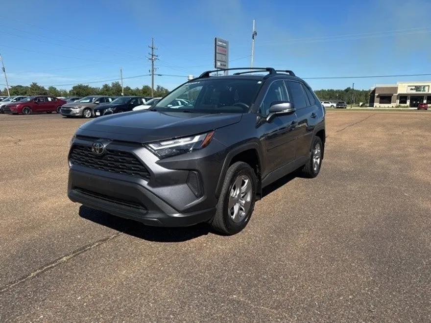 2022 Toyota RAV4 XLE photo 1