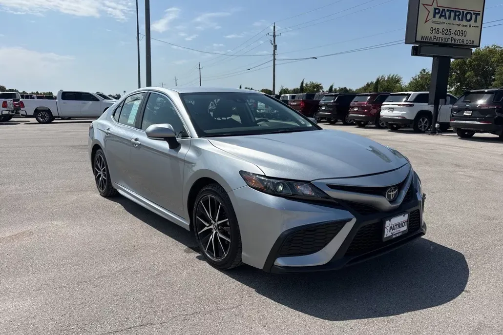 2023 Toyota Camry SE photo 1