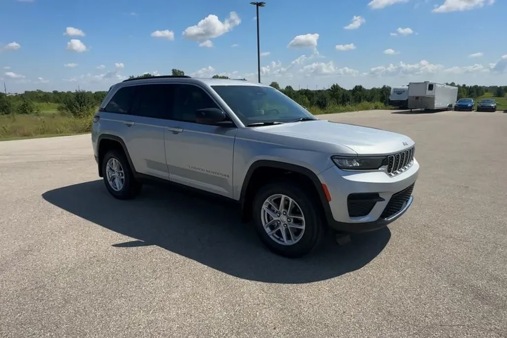 2025 Jeep Grand Cherokee Laredo photo 1