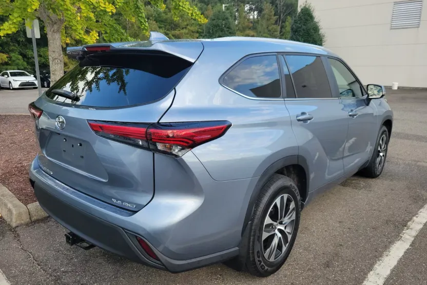 2023 Toyota Highlander XLE photo 1