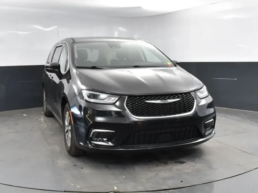 2022 Chrysler Pacifica Hybrid Touring L photo 1