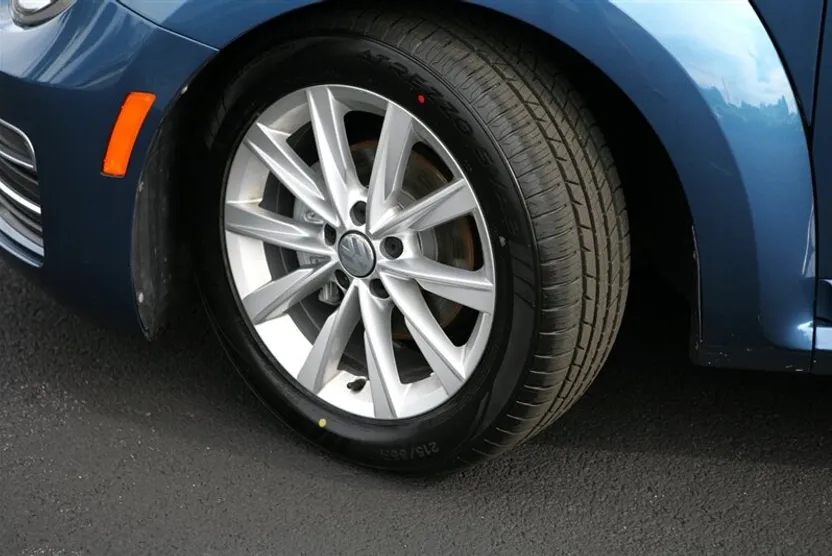 2019 Volkswagen Beetle SE photo 1