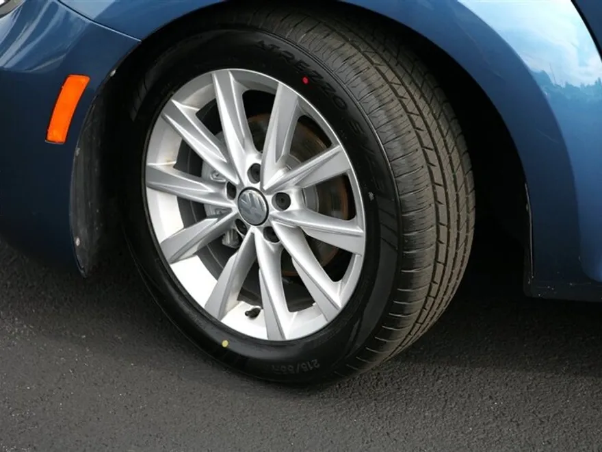 2019 Volkswagen Beetle SE photo 1
