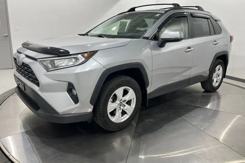 2019 Toyota RAV4 XLE photo 1