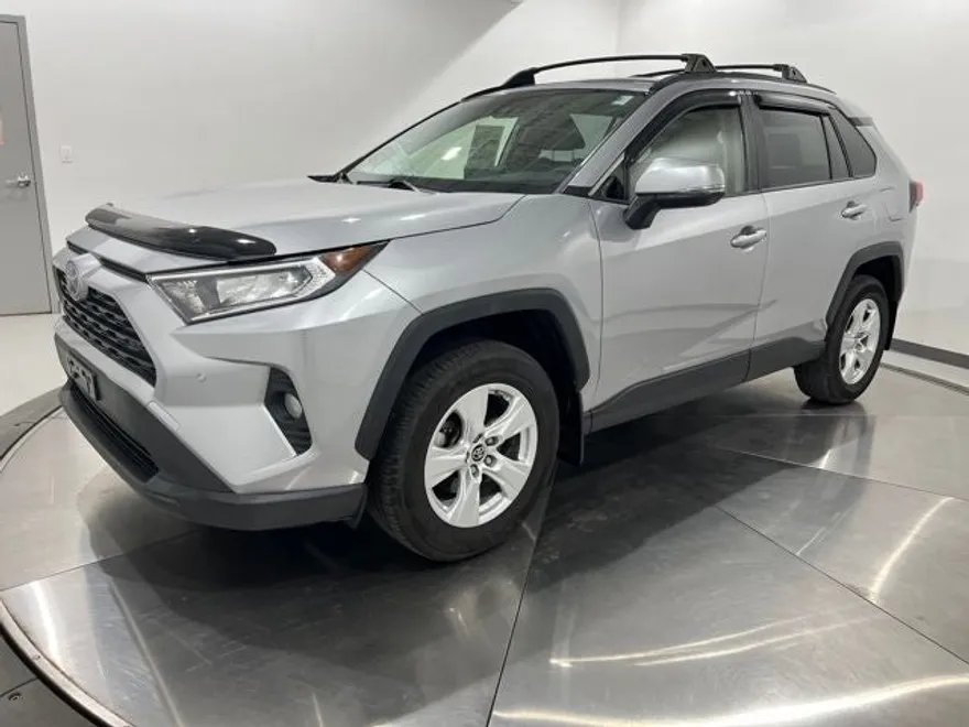 2019 Toyota RAV4 XLE photo 1