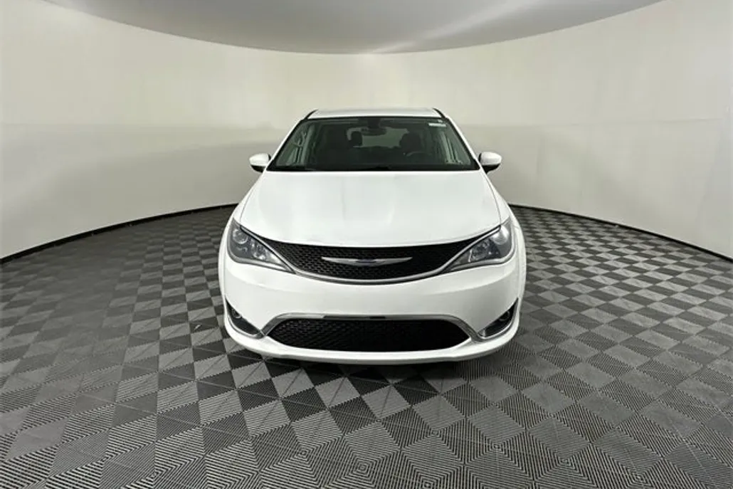 2017 Chrysler Pacifica Touring L photo 1