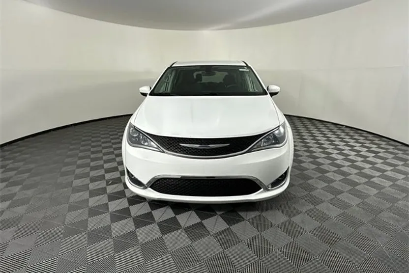 2017 Chrysler Pacifica Touring L photo 1