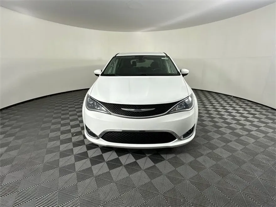 2017 Chrysler Pacifica Touring L photo 1