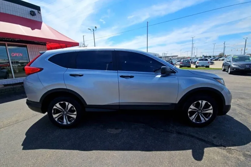 2017 Honda CR-V LX photo 1