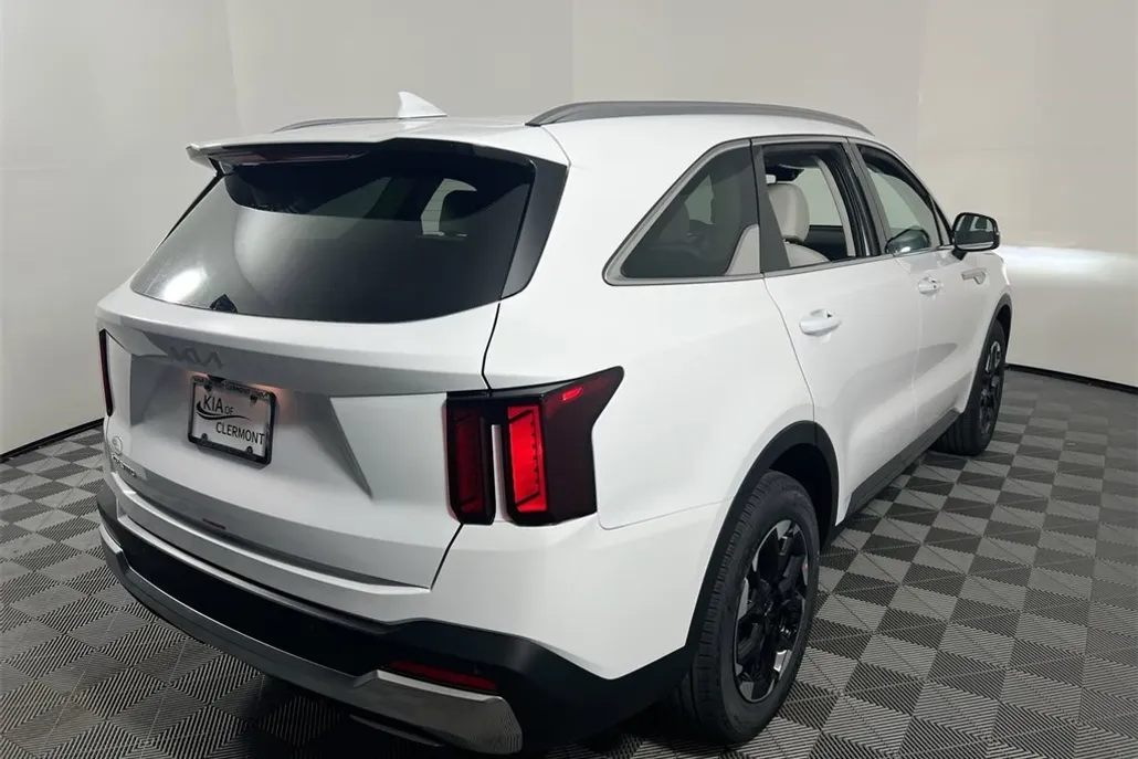 2025 Kia Sorento S photo 1