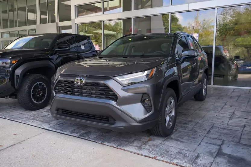2025 Toyota RAV4 Hybrid XLE photo 1