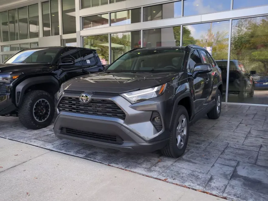 2025 Toyota RAV4 Hybrid XLE photo 1