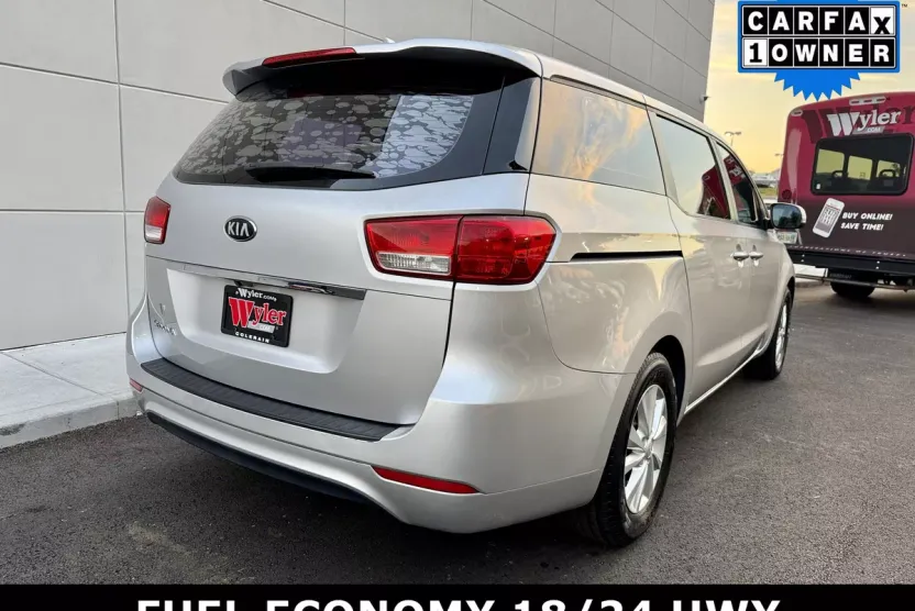 2016 Kia Sedona L photo 1