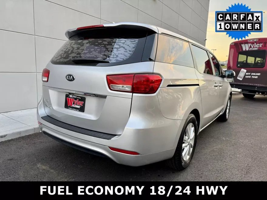 2016 Kia Sedona L photo 1