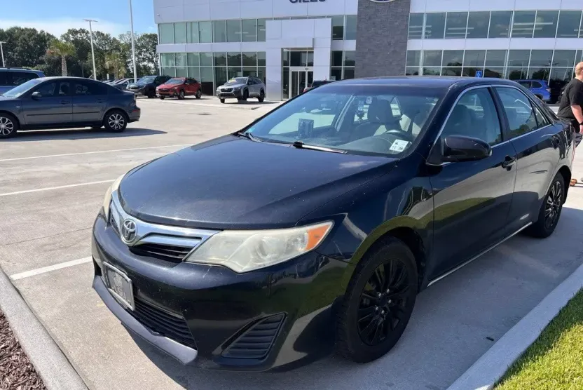 2012 Toyota Camry LE photo 1
