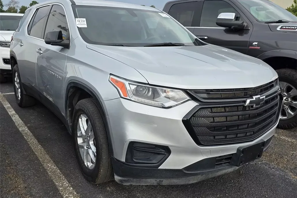 2021 Chevrolet Traverse LS photo 1