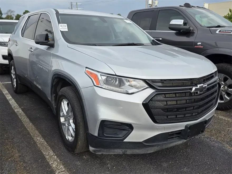 2021 Chevrolet Traverse LS photo 1