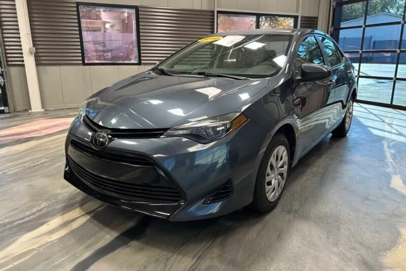 2018 Toyota Corolla LE photo 1