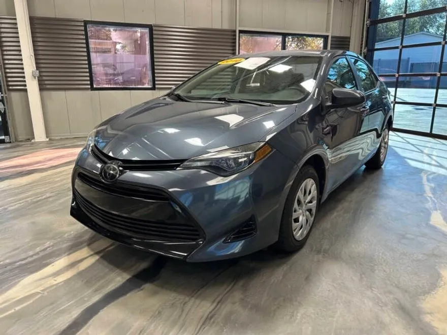 2018 Toyota Corolla LE photo 1