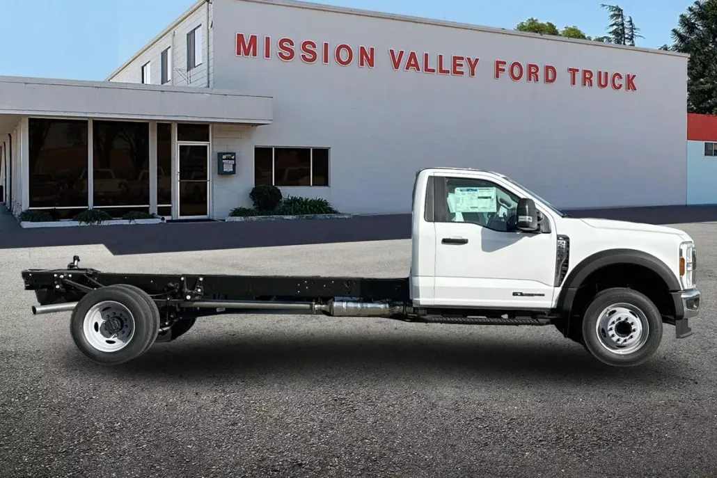 2025 Ford F-550 photo 1
