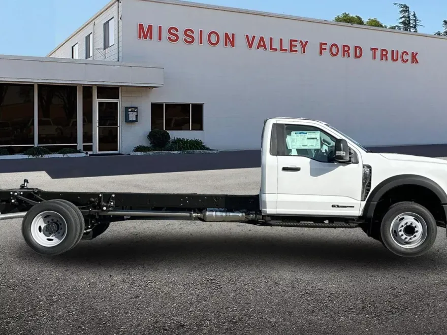 2025 Ford F-550 photo 1