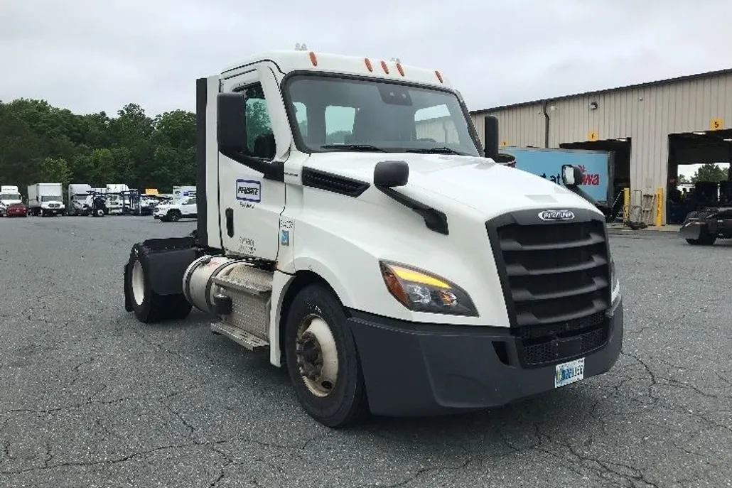 2021 Freightliner Cascadia 126" Day cab photo 1