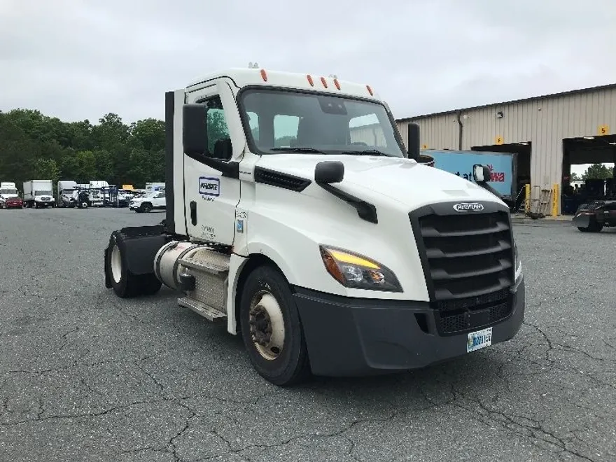 2021 Freightliner Cascadia 126" Day cab photo 1