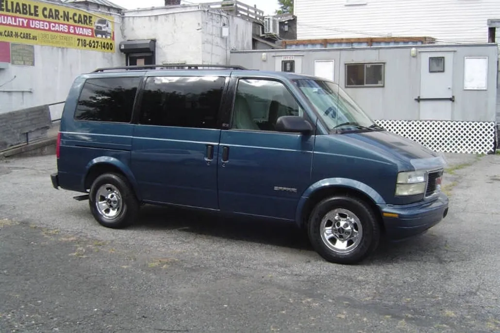 2001 Gmc Safari SLE photo 1