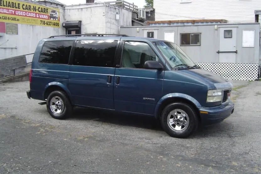 2001 Gmc Safari SLE photo 1