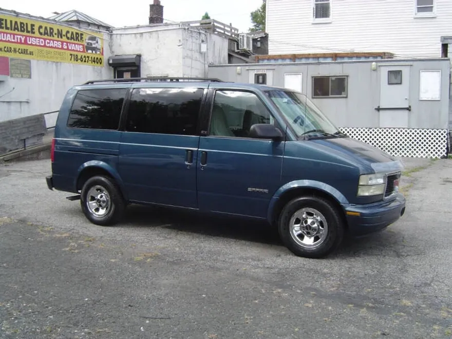 2001 Gmc Safari SLE photo 1