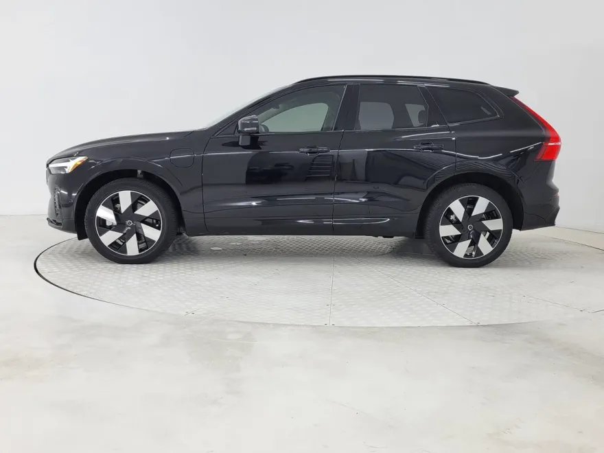 2025 Volvo XC60 Hybrid Plus photo 1