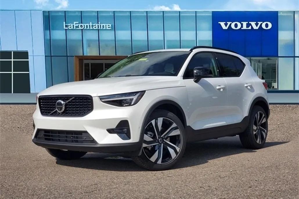 2025 Volvo XC40 Plus photo 1